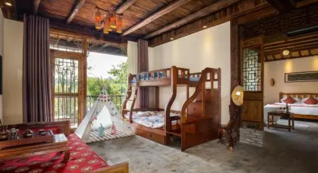 Двухместный семейный люкс с 2 комнатами с балконом и с видом на реку Yangshuo River Lodge Hotel--English speaking team&Swimming pool&Activties organized&Free pick up from Airport or TS over 3 nights