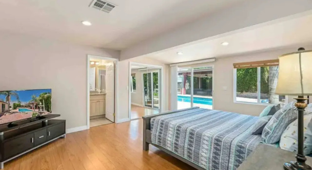 6BR Palm Springs Pool Home by ELVR -3097, Забронировать Дом для отпуска Отели Палм-Спрингса с парковкой, Парковка