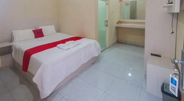 RedDoorz Near Pantai Pancer Door Pacitan