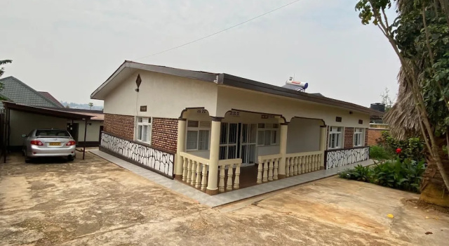 Коттедж Captivating 4-bed House - Garden & Free Parking