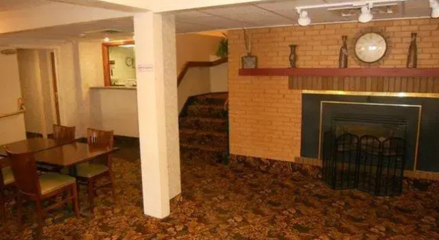 Кровать в общем номере Coratel Inn & Suites by Jasper Mankato