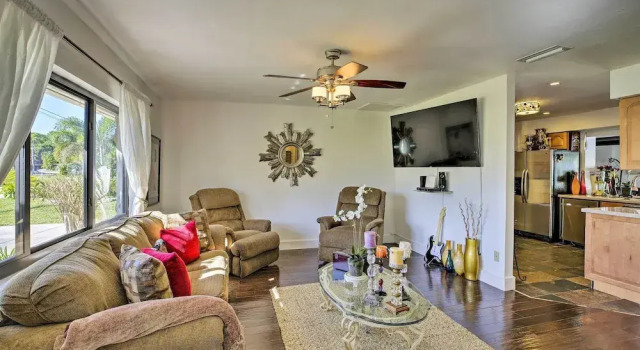 Коттедж Pet-friendly Oasis w/ Deck & Fire Pit in Bokeelia!