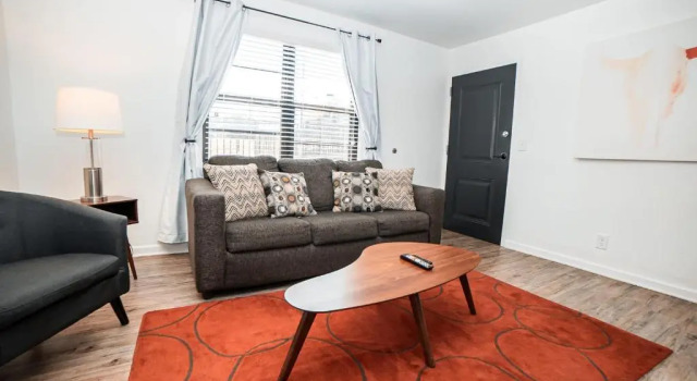 Апартаменты Spacious and stylish 2 BR Near Broadway - 5 Min Drive