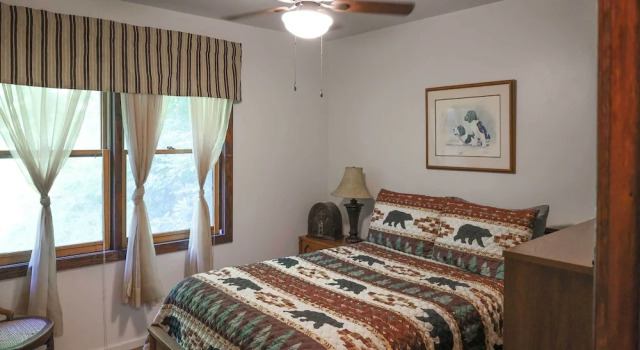 Cozy Whittier Home w/ Fire Pits < 15 Mi to Hiking!, Забронировать Дом для отпуска Коттеджи Уитиер, Коттедж