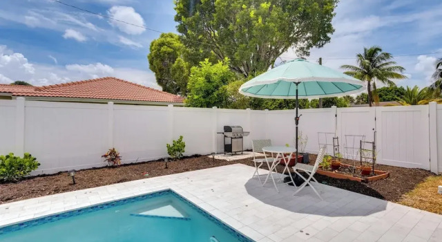 Pool & Screened-in Patio: Tropical Florida Abode, Rezerwuj Dom wakacyjny North Palm Beach Palm Beach County