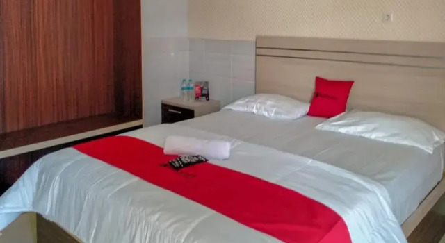 RedDoorz @ Tinggede Area Palu, Book Hotel Hotels in Sulawesi with Parking, Parking