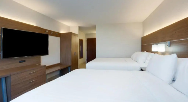 Четырёхместный номер Standard Holiday Inn Express Hotel & Suites Tampa-Fairgrounds-Casino by IHG