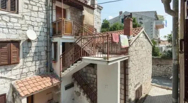 Charming old stone house, Prenota Appartamento Splitska 
