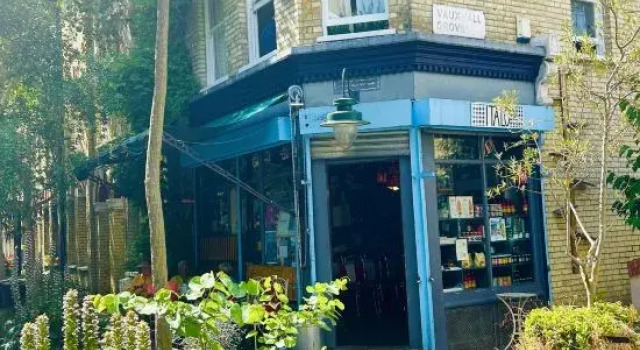 Modern Central London Flat | Self Check-in | Near Tube | Fast WiFi