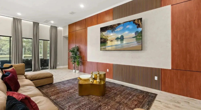 Lakeside Villa with Pool BBQ Cinema & Games Room, Varaa Villa Huvilat kohteessa Florida, Villa