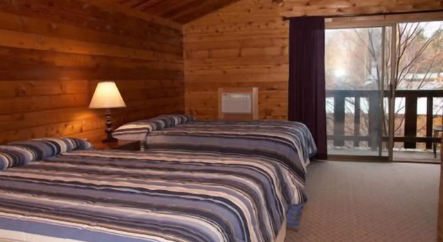 Четырёхместный номер Standard с видом на реку Virginian Resort