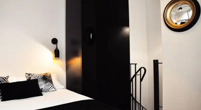 Charming duplex in Montmartre, Забронировать Отель 8-й округ: Елисейские поля Париж, рядом с Монмартр