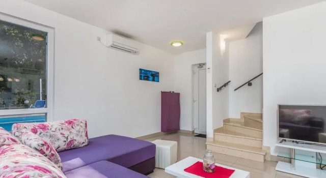 Amazing Home in Kornic With Outdoor Swimming Pool, Wifi and 6 Bedrooms, Varaa Hotelli Hotellit Kvarner Islands uima-altaalla, Uima-allas