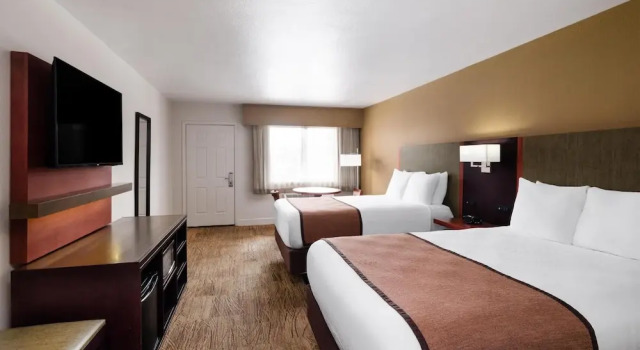 Четырёхместный номер Standard с балконом Best Western Discovery Inn