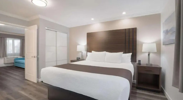 Люкс SureStay Plus Hotel by Best Western Upland - Ontario North