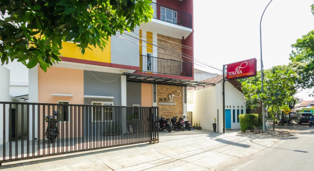 RedDoorz Syariah near Purwosari Train Station