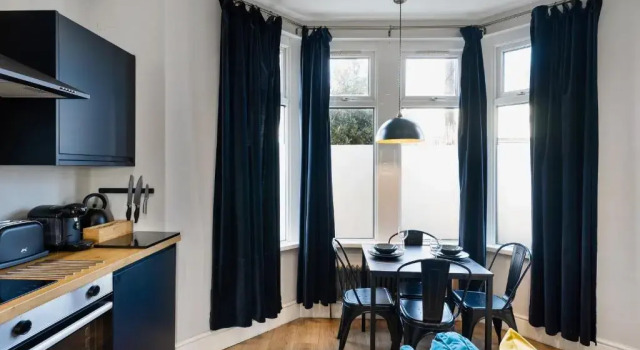 Stylish modern apartment near the city centre with nearby off-road parking, Забронировать Апартаменты/квартира Отели Кардиффа с парковкой, рядом с Центр развлечений Parc All Weather Play, Парковка