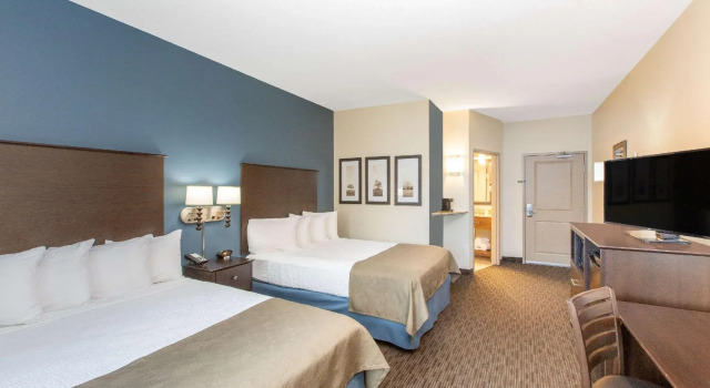 Четырёхместный номер Business AmericInn by Wyndham Humboldt
