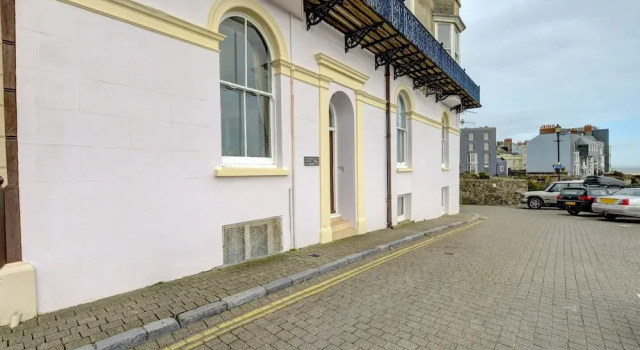 Bright, Spacious Apartment in Tenby, Looking out Onto Castle Beach