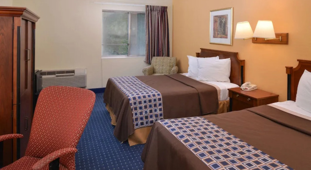 Четырёхместный номер Standard с балконом Americas Best Value Inn Geneva