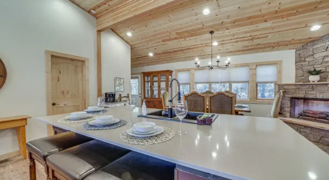 Коттедж с 3 комнатами 'lavender Lodge' Mountain-view Pine Cabin w/ Deck