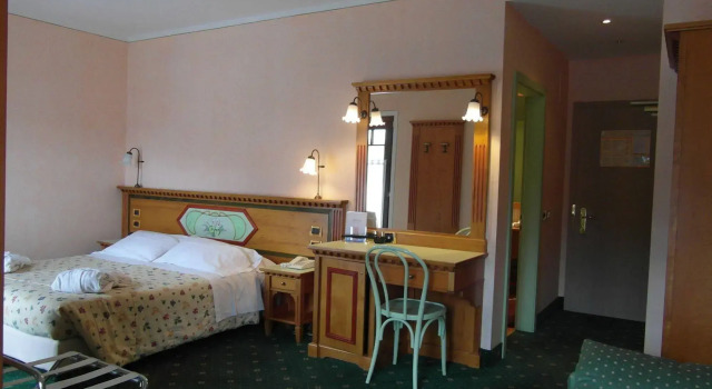 Hotel Ideal, Забронировать Отель Бизнес-отели Мадонна-ди-Кампильо, рядом с Горнолыжный подъёмник Мирамонти, 4* 5*