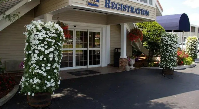 Кровать в общем номере Best Western Merrimack Valley