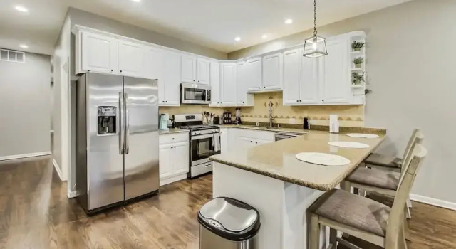 Апартаменты South Loop Three Bedroom Two Bath Home