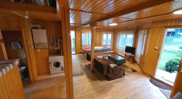 Коттедж VillaRonda numai în intregime, max 5 persoane, min 4 zile, 130 mp bine incalziti, 3 dormitoare, sufragerie, bucatarie, veranda, terasa, curte cu parcare si grătar, ideala pentru lucru la distanta, insorita, discreta, zona linistita, usor accesibila