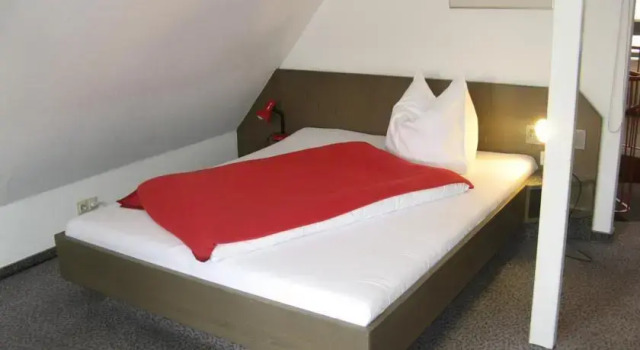 Hotel am Schlossberg, Забронировать Отель Бёблинген Баден-Вюртемберг, рядом с Конгресс-центр в Бёблингене