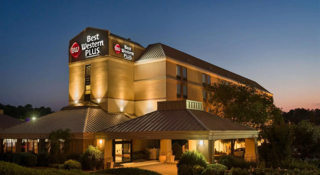Кровать в общем номере Best Western Plus Goldsboro