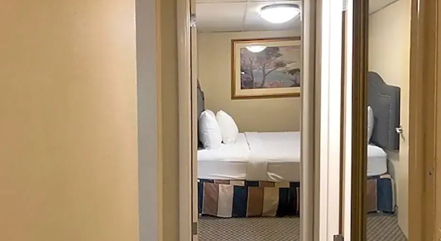 Четырёхместный номер Standard Ramada Plaza Riverside