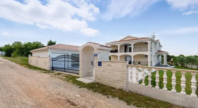 Nice Home in Buje With Wifi and 2 Bedrooms, Забронировать Отель Отели Буе с бассейном, Бассейн