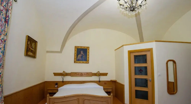 Armenopolis, Varaa Hotelli  