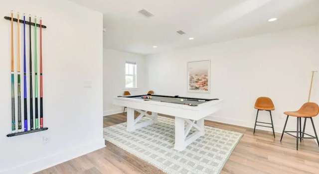 Коттедж с 4 комнатами с балконом Florida Home - Grill & Pool Table, Walk to Beach