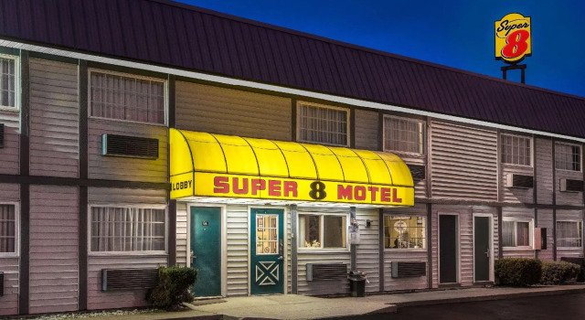 Кровать в общем номере Super 8 by Wyndham Wooster