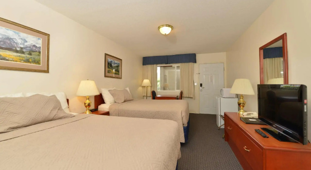 Четырёхместный номер Standard Canadas Best Value Princeton Inn & Suites