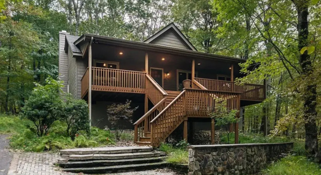 Коттедж Cozy Wintergreen Retreat Fireplace & Spacious Deck