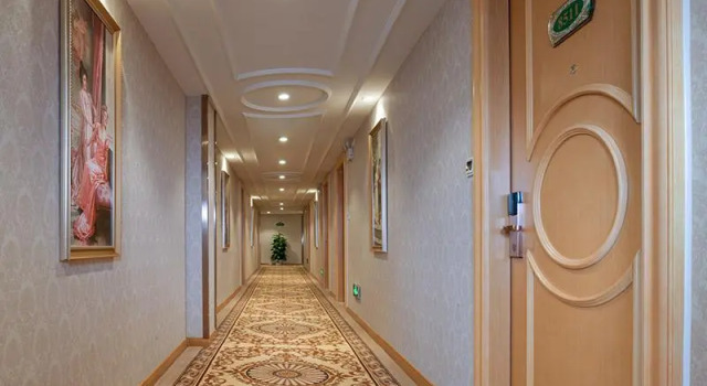 Vienna Hotel Shenzhen Guanlan Renmin Road Heping Branch, Rezerwuj Hotel Hotele w Shenzhen z parkingiem, Parking