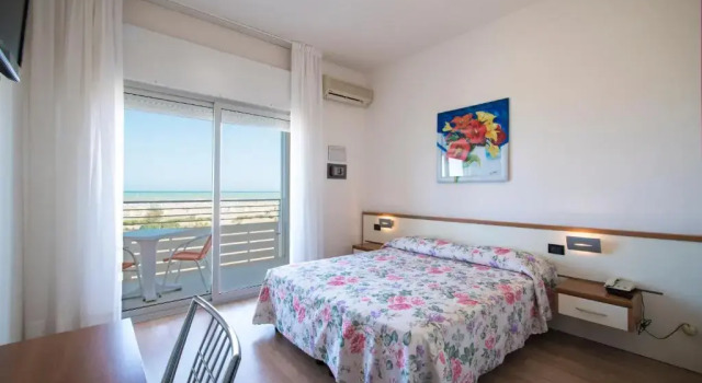 Двухместный номер Standard с балконом и seafront Hotel Continental