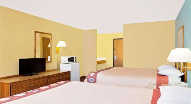 Четырёхместный номер Standard Super 8 by Wyndham Dyersville