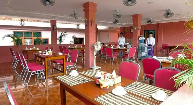 Кровать в общем номере Shwe Nadi Guest House