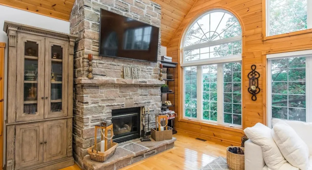 Vantage Point~Lovely 4 bed, 2.5 bath with fabulous views of Lake of Bays!, Varaa Hotelli Huntsville 