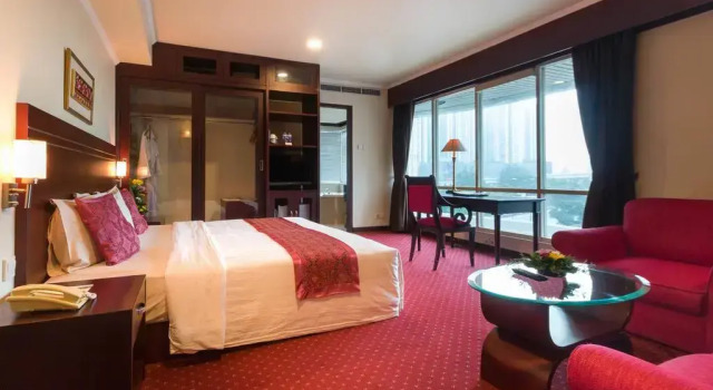 Полулюкс Twin Plaza Hotel