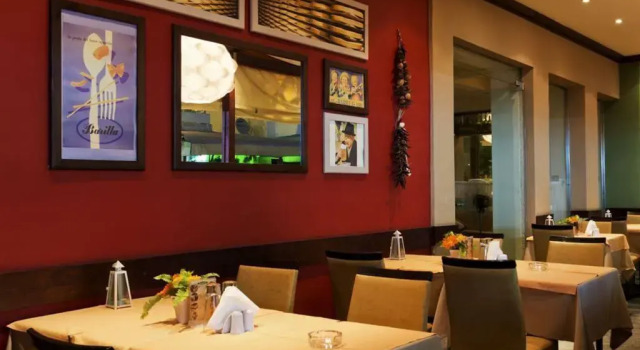 Кровать в общем номере Vassilia Hotel