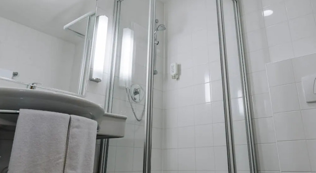 Трёхместный номер Standard HEINhotel vienna airport