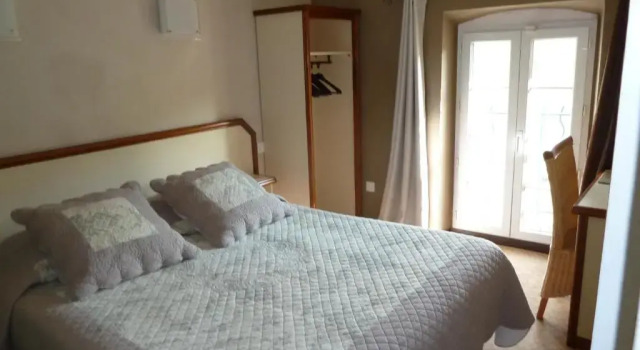 Номер Superior Logis Hôtel La Farigoule