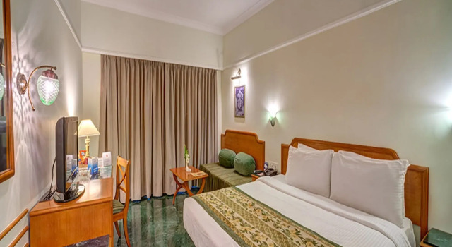 Shraddha Inn - Shirdi, Забронировать Отель Отели штата Махараштры 3 звезды, 3*