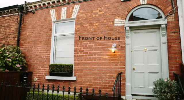 Cosy Home; Sleeps 10/11. City 15 minutes’ walk, Забронировать Отель Отели Дублина с парковкой, рядом с Dublin City Council, Парковка