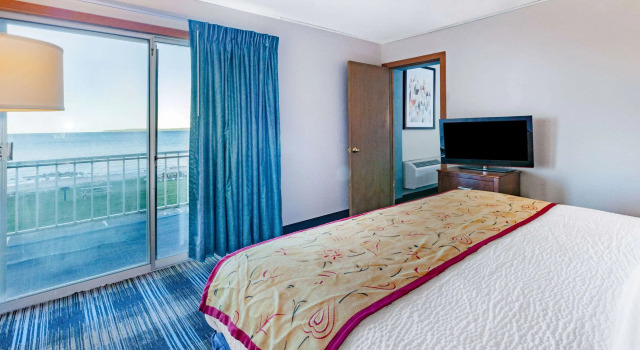 Days Inn & Suites by Wyndham St. Ignace Lakefront